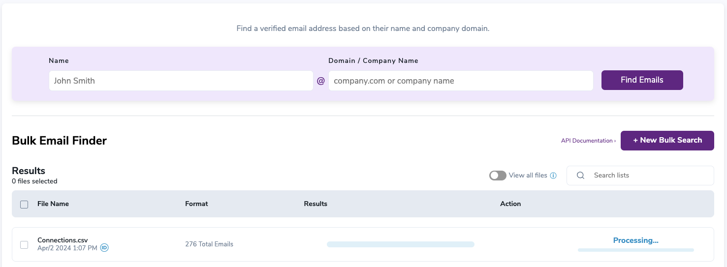 Pantalla de "Bulk Email Finder" mostrando que el archivo se está procesando.