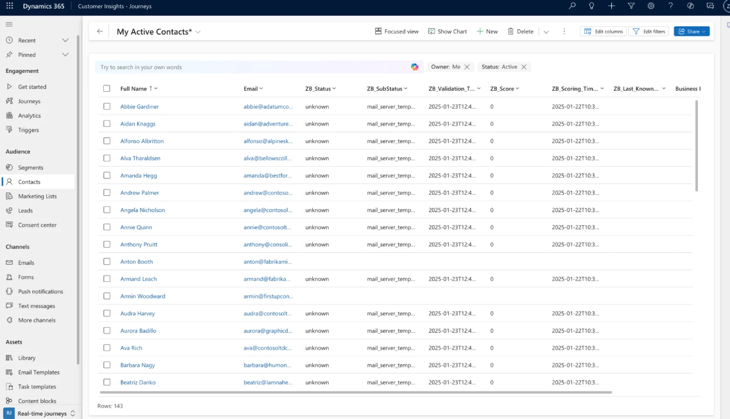 Una tabla de contactos de Microsoft Dynamics 365 con valores para ZB_Status, ZB_SubStatus, ZB_Score y ZB_Last_Known_Activity.