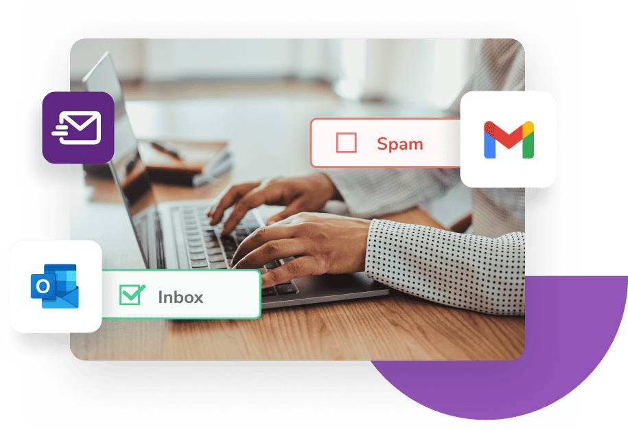 Manos escribiendo en una computadora portátil rodeadas por una marca de verificación verde para Casilla de entrada y el logotipo de Hotmail junto a un cuadro en blanco para Spam al lado del logotipo de Gmail.