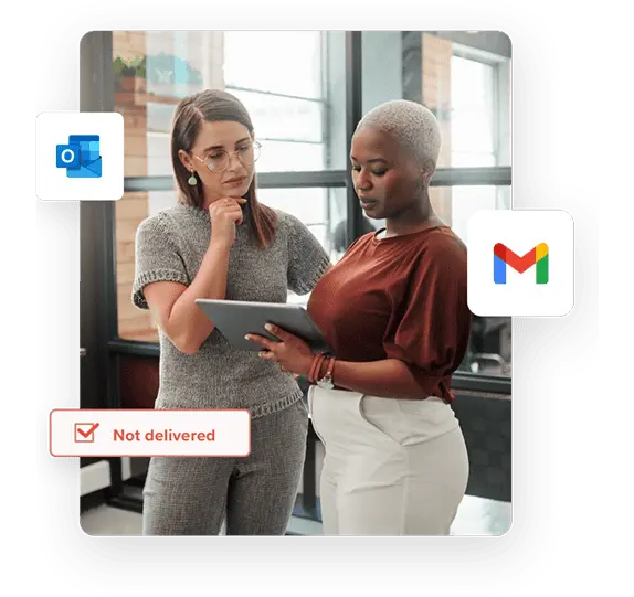 Una mujer con un atuendo gris y gafas mira una tableta que sostiene una mujer a su izquierda, con un top rojo y pantalones blancos, junto con los logotipos de Outlook, Gmail y una notificación de "no entregado".