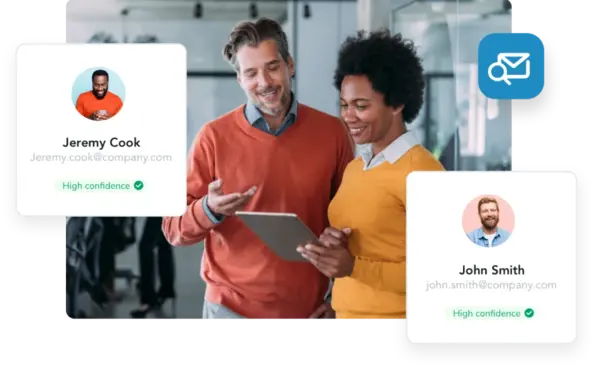 Hombre y mujer revisan datos de actividad automatizados usando los servicios de API de ZeroBounce
