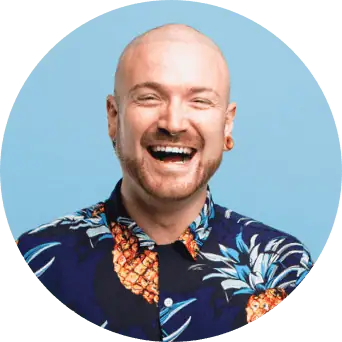 Hombre sonriendo sobre su lista de correo electrónico limpia gracias al complemento de verificación de correo electrónico