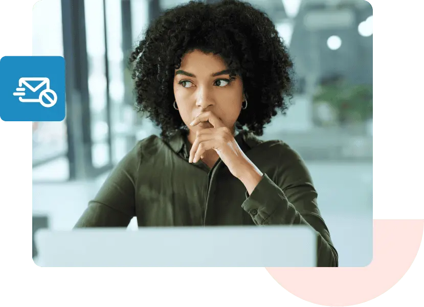 Una mujer se lleva la mano a la boca y mira pensativamente a su derecha.