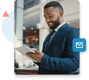 Un hombre de negocios vestido de traje ve el seminario web del flujo de las 3 P de ZeroBounce y Litmus en su tableta