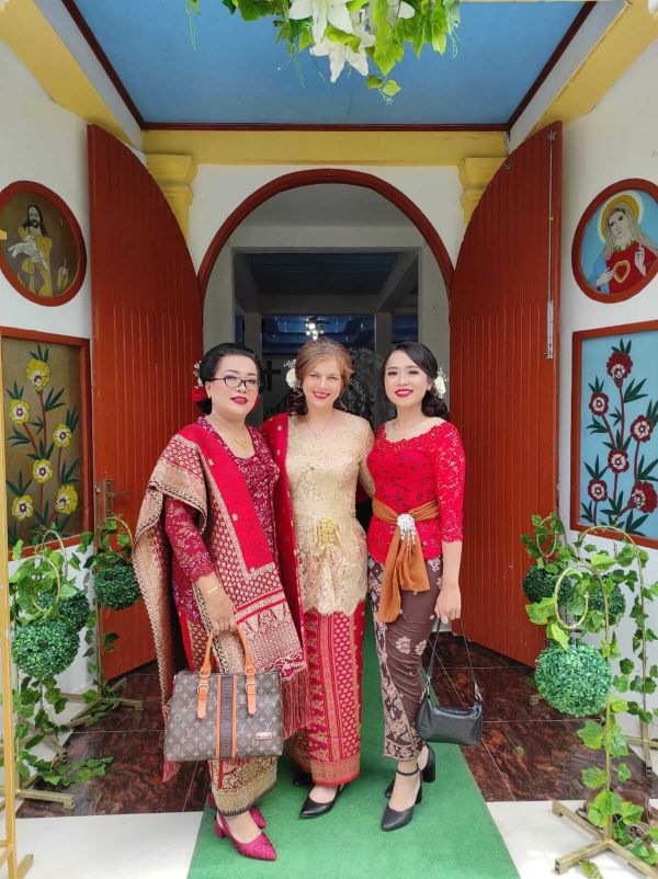 christin baumgarten of mailbird with two balinese women at balinese wedding