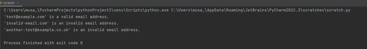  un resultado de verificación de correos electrónicos de Python en Scratch que muestra que 'test@example.com' es una dirección de correo electrónico válida, mientras que 'invalid-email.com' y 'another.test@example.co.uk' no son válidas