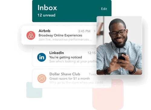 Hombre sonriendo mientras revisa su correo electrónico en su teléfono móvil, la imagen lateral muestra una vista previa de su bandeja de entrada