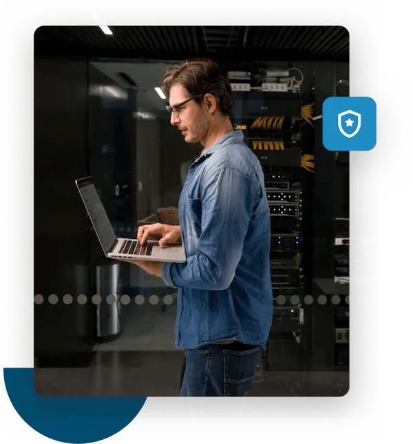 Hombre en una computadora portátil controla la reputación de su dominio con un verificador gratuito de listas negras