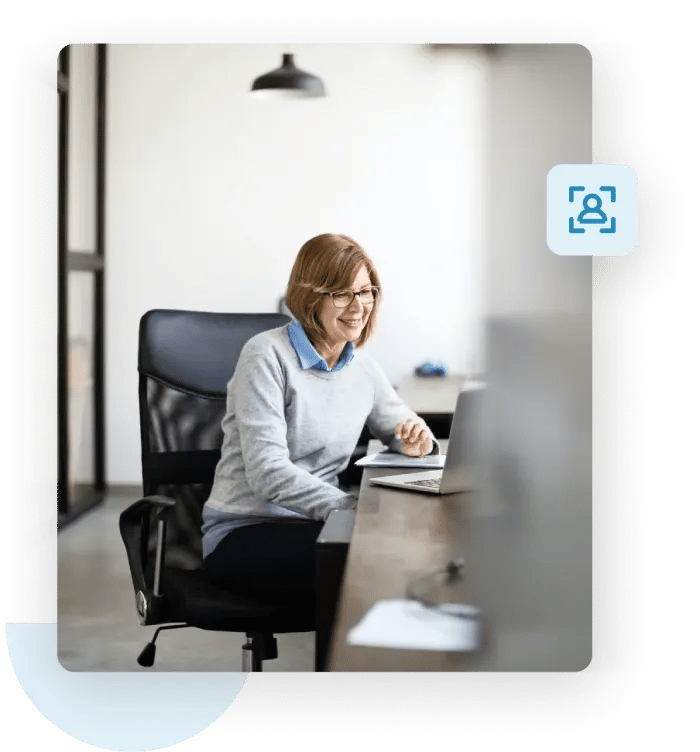 Mujer en su computadora portátil trabaja para proteger su entrega de correo electrónico