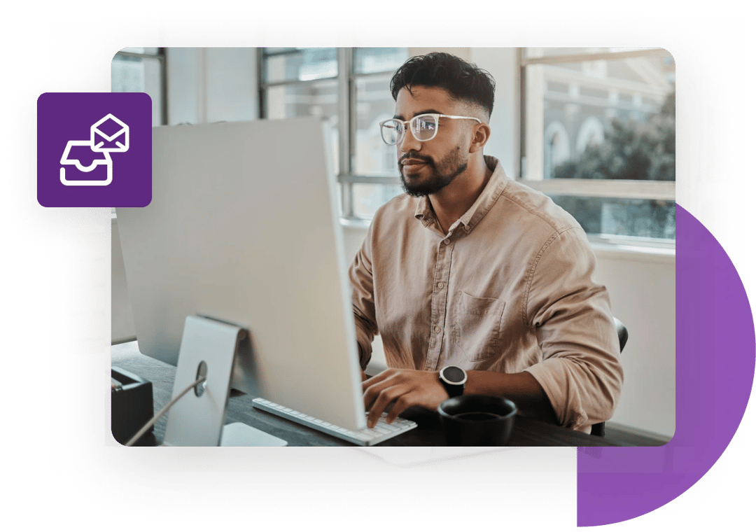 Empresario sentado verifica sus correos electrónicos "catch-all" con la verificación de correo electrónico