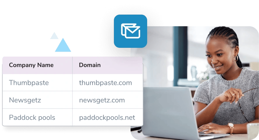 Mujer limpiando su lista en una laptop con la ,[object Object], masivo