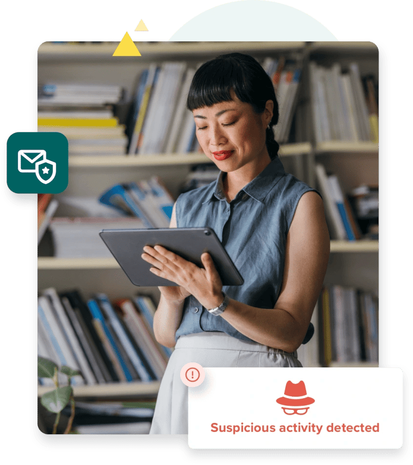 Una mujer está de pie frente a una estantería desordenada mientras sostiene y mira una tableta. Va acompañado de una alerta por actividad de correo electrónico sospechosa