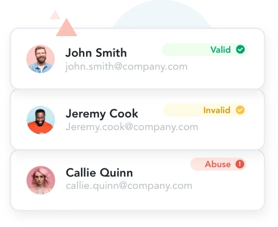 Lista de 3 direcciones de correo electrónico con estados válido, no válido y de personas que habitualmente marcan mensajes como spam