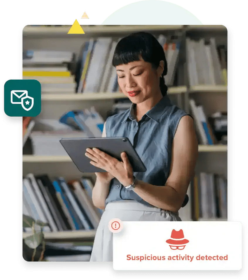 Una mujer está de pie frente a una estantería desordenada mientras sostiene y mira una tableta. Va acompañado de una alerta por actividad de correo electrónico sospechosa