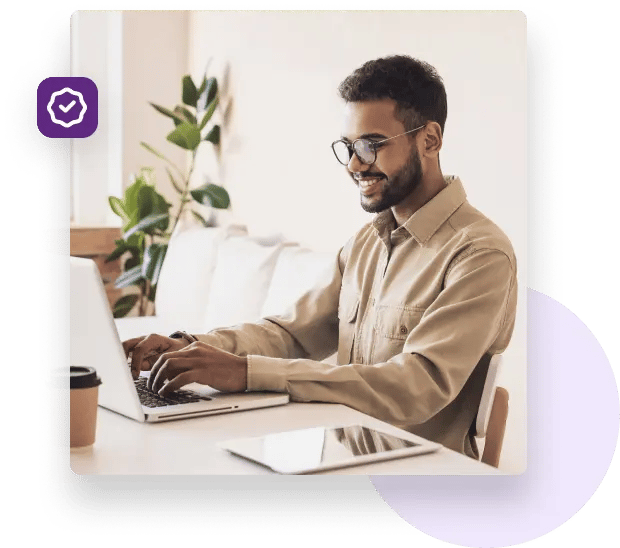 Un hombre feliz buscando la suscripción perfecta al ,[object Object], para su amigo