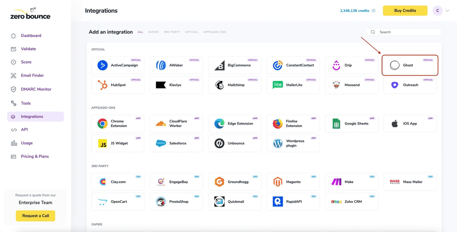 El panel de integraciones de ZeroBounce con un recuadro rojo y una flecha que apunta a la integración de Ghost.