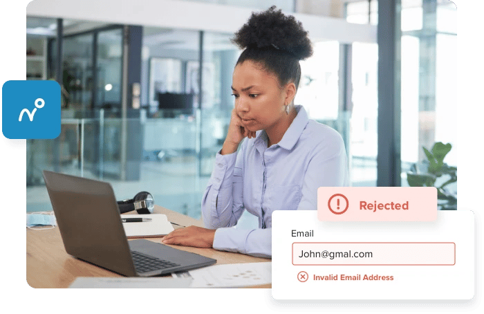 Mujer estudiando su reputación como remitente en una oficina de escritorios abiertos