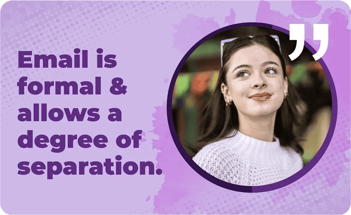 Una mujer joven con un jersey blanco junto a la afirmación "El correo electrónico es formal y permite un cierto grado de separación".