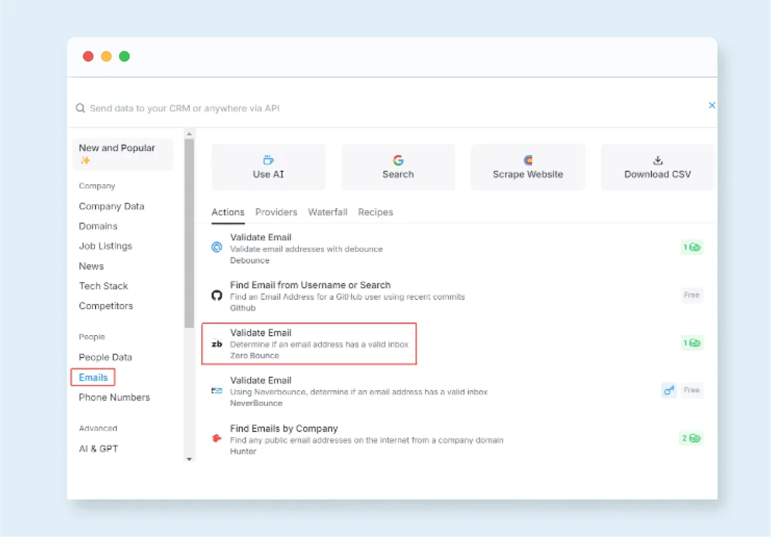 Un recuadrado rojo rodea "Correos electrónicos" y "Validar correos electrónicos con ZeroBounce" en la lista de integraciones de API y complementos de Clay.com
