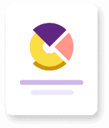 Un hombre con un suéter naranja se sienta en su escritorio con una computadora portátil y una taza de café transparente.