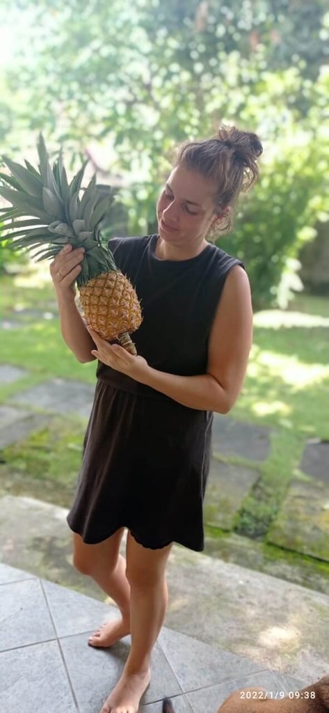 christin baumgarten of mailbird holding a pineapple