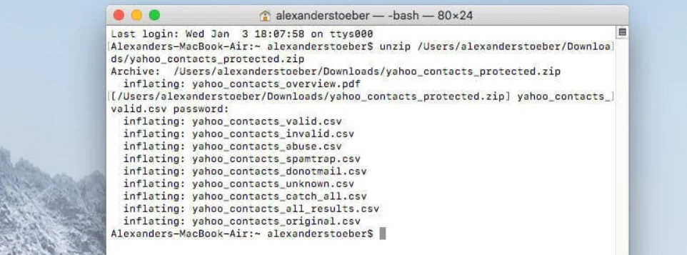 Captura de pantalla del Terminal mostrando un archivo descifrado tras ingresar la clave de encriptación
